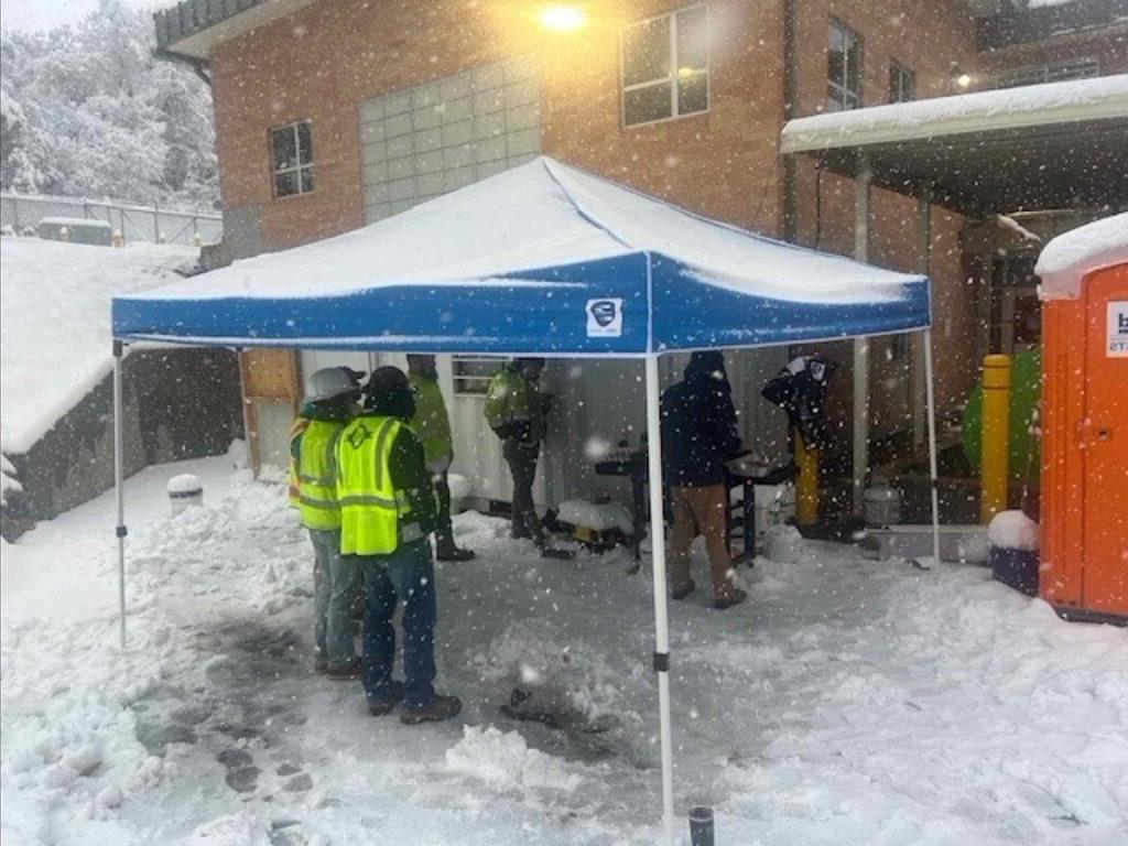 尽管五月初下了雪, 澳门足彩app的团队在City Creek WTP升级项目中共进午餐，庆祝安全周. 