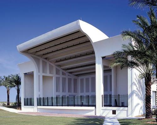 Exterior photo of Sea Walk Pavilion. 场地两侧排列着棕榈树.