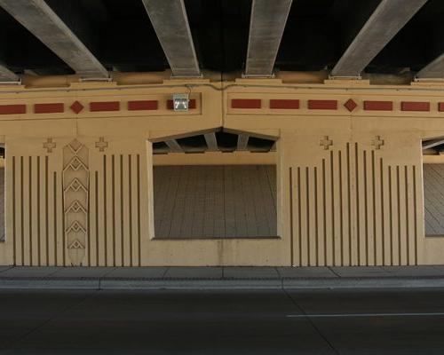 Detail of 桥 piers beneath highway overpass