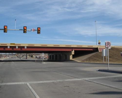 Bridge and intersection with traffic 信号s